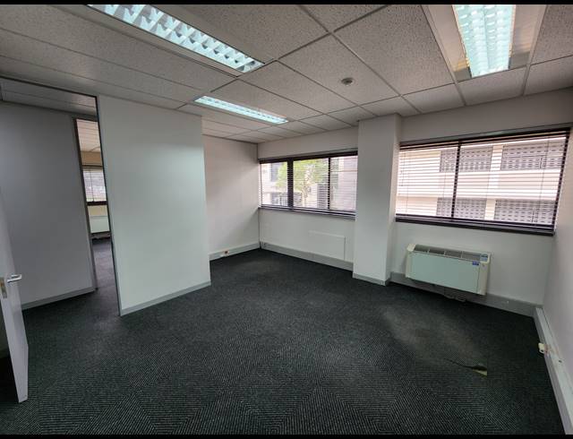 1,036M² OFFICE TO LET IN PINELANDS